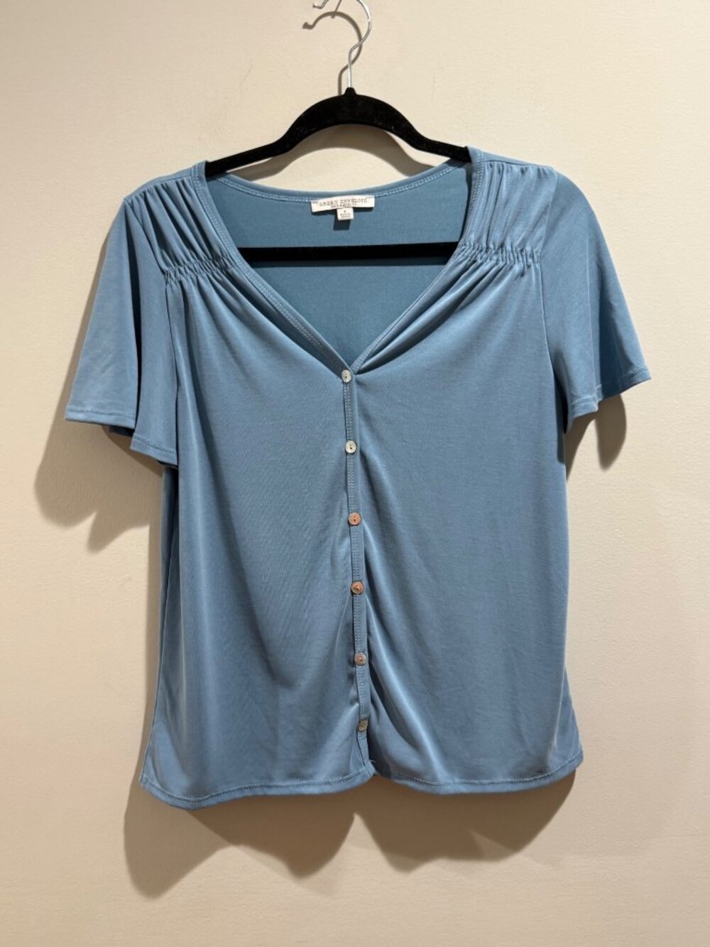 Green Envelope Women’s Soft Button-Front Ruched V-Neck Minimalist Blouse - Small
